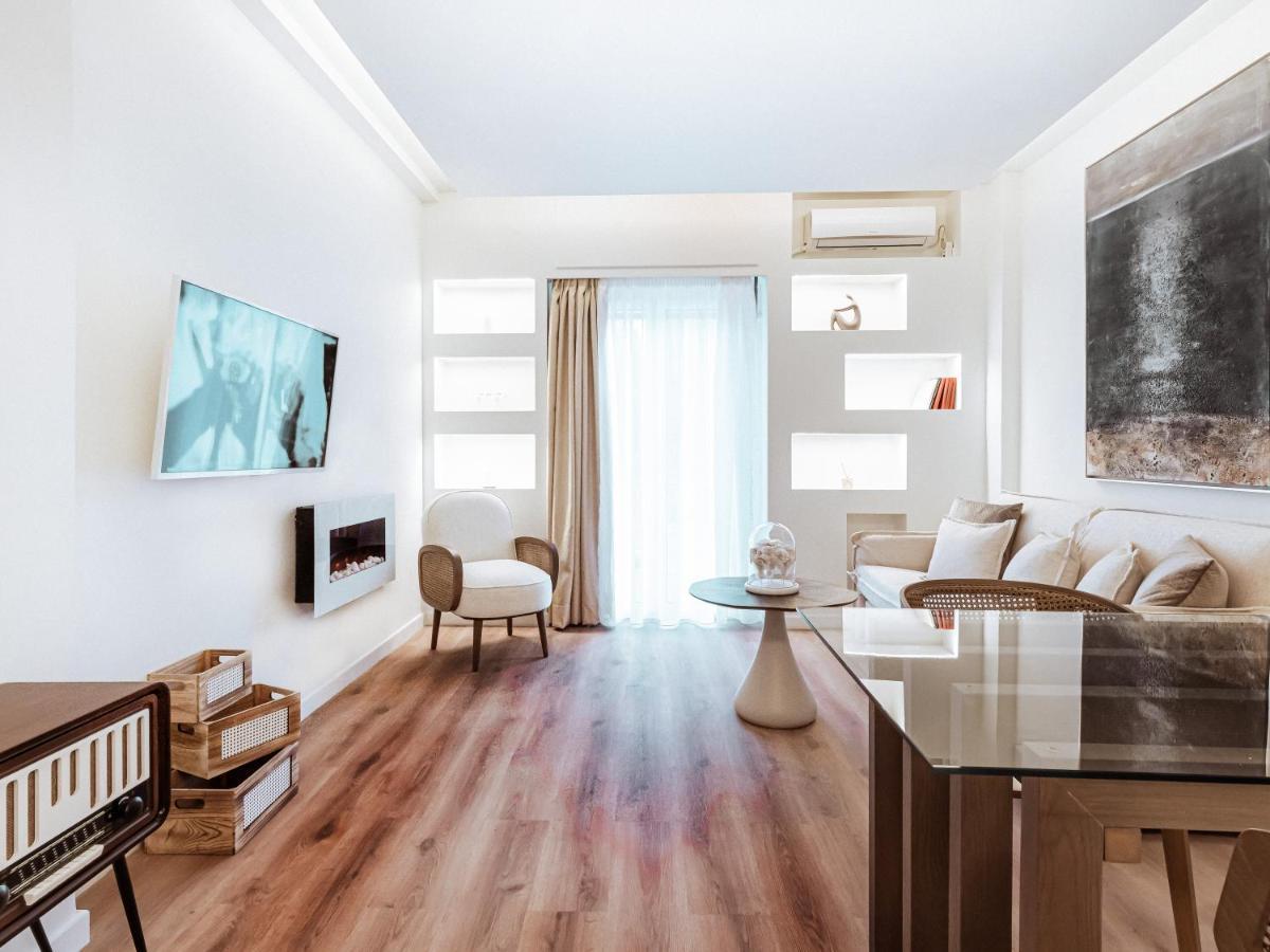 Luxury Apartment In The Heart Of The City - 1Br Athens Exterior photo